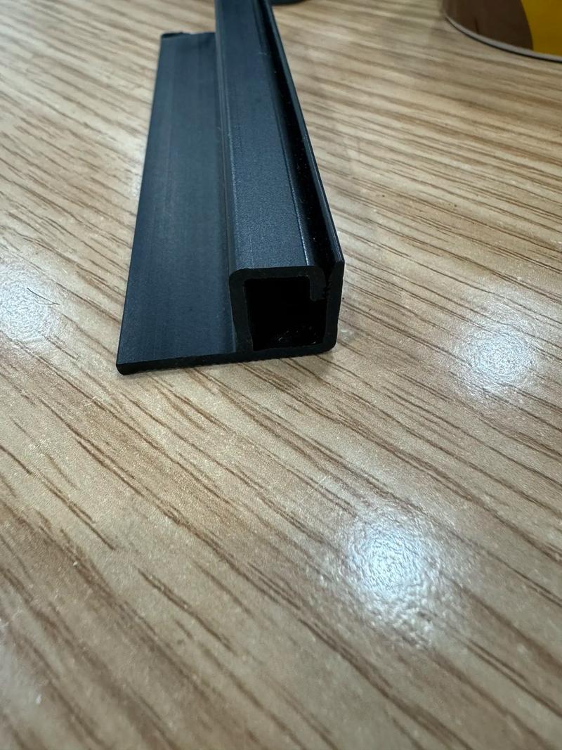 PVC异型材以外制品的挤出厂家在哪里？塑料挤出型材与定制加工全解析
